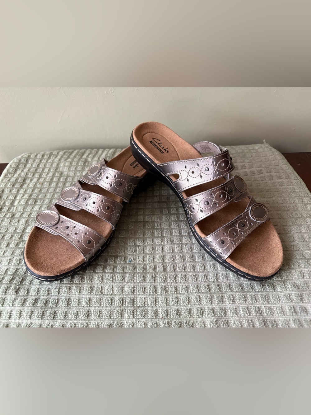 Clarks Women’s Metallic PewterTriple-Strap Comfort Sandals 8 NWOT leather